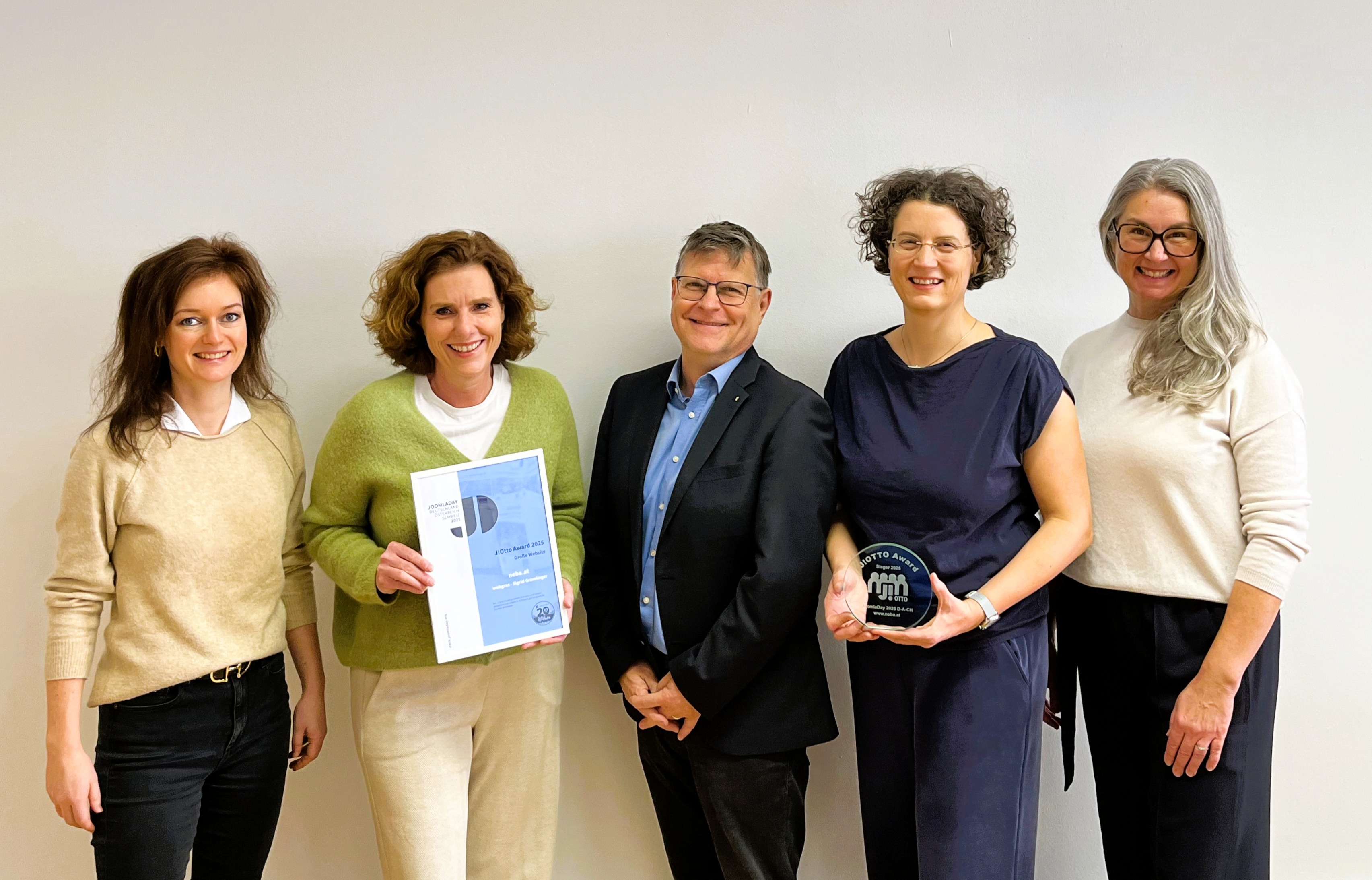 5 Personen von NEBA und webgras mit dem J!Otto Preis.