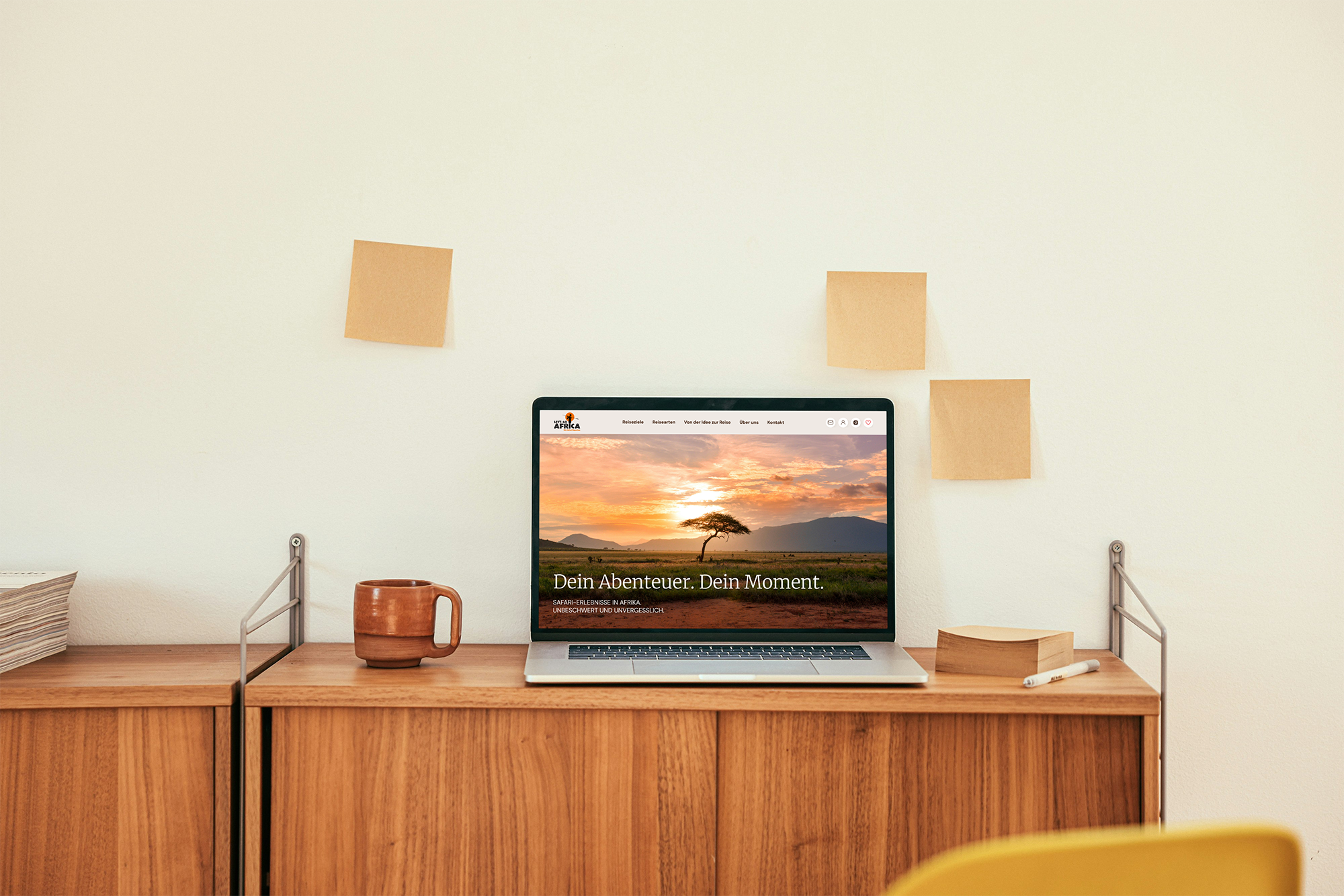 Eine Hand st&uuml;tzt einen Ast als Synonym f&uuml;r Joomla Wartung und Support