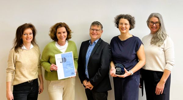 5 Personen von NEBA und webgras mit dem J!Otto Preis.