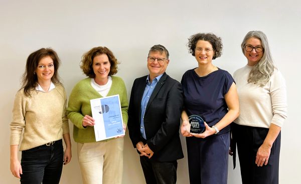 5 Personen von NEBA und webgras mit dem J!Otto Preis.